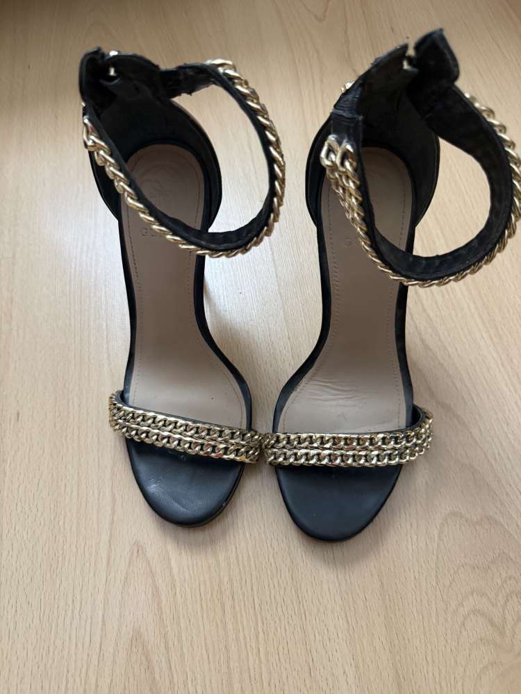 Guess sandálky 35