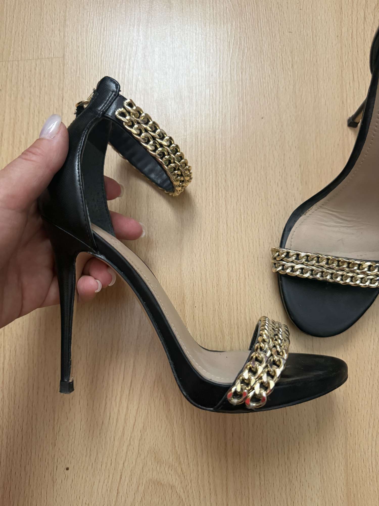 Guess sandálky 35