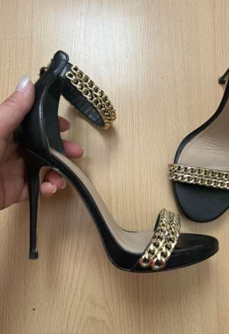 https://www.vipluxury.sk/Guess sandálky 35