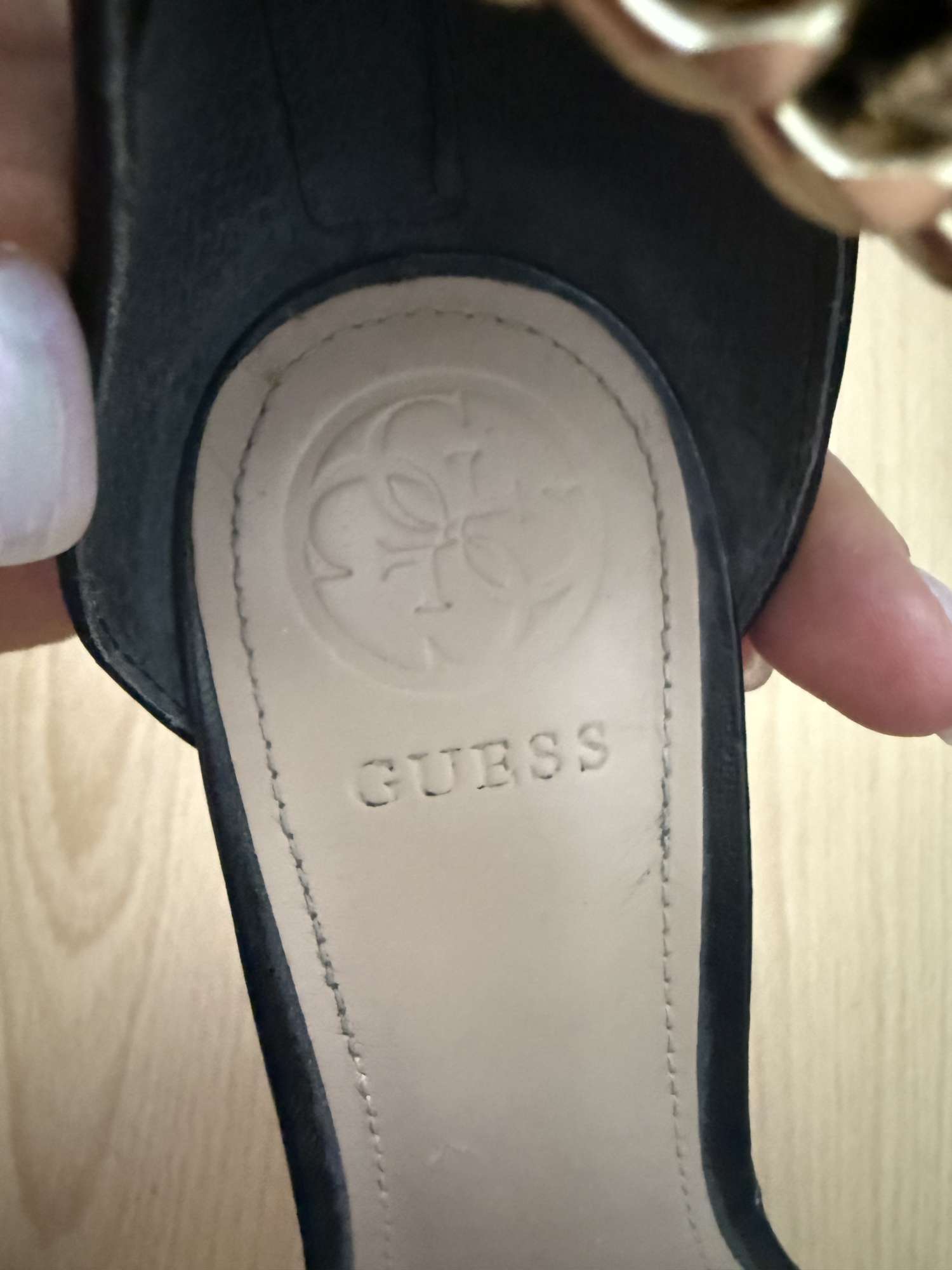 Guess sandálky 35