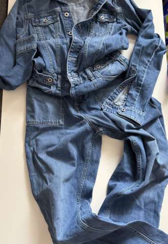 https://www.vipluxury.sk/Rifľový overal redbul Pepe jeans s