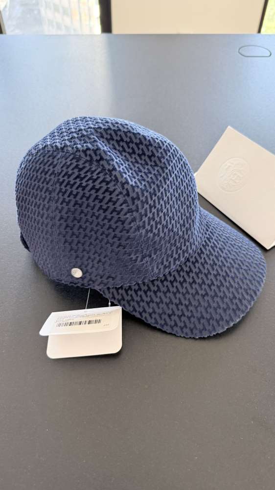 Hermès Cap Davis Velvet námornícka modrá s vzorom „H“