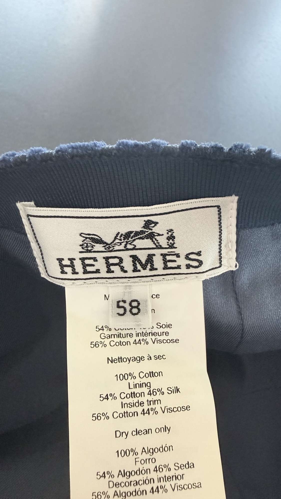 Hermès Cap Davis Velvet námornícka modrá s vzorom „H“