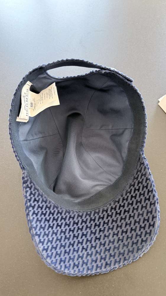 Hermès Cap Davis Velvet námornícka modrá s vzorom „H“
