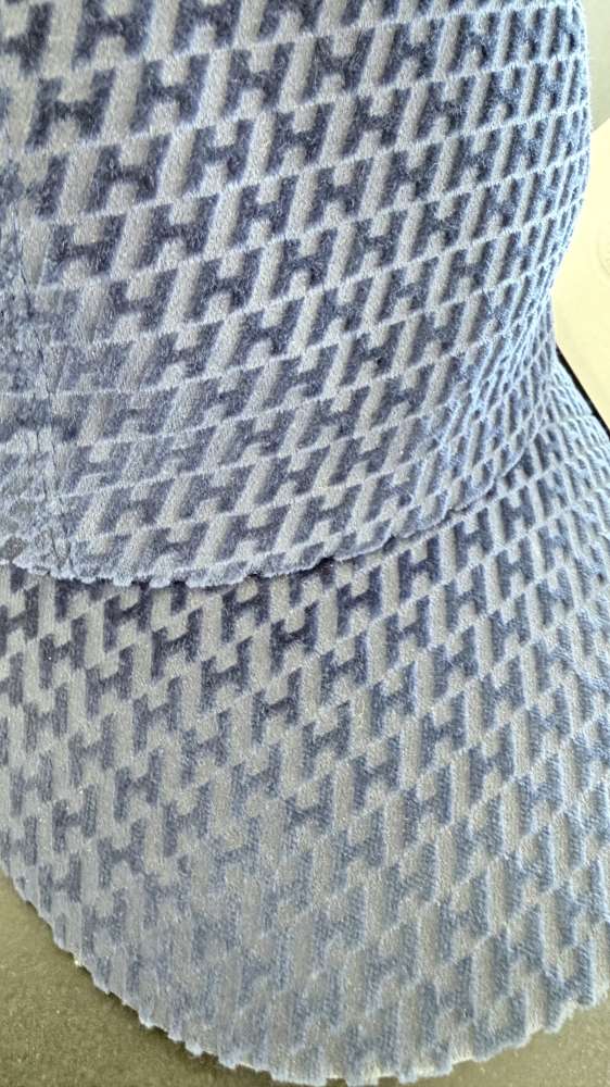Hermès Cap Davis Velvet námornícka modrá s vzorom „H“
