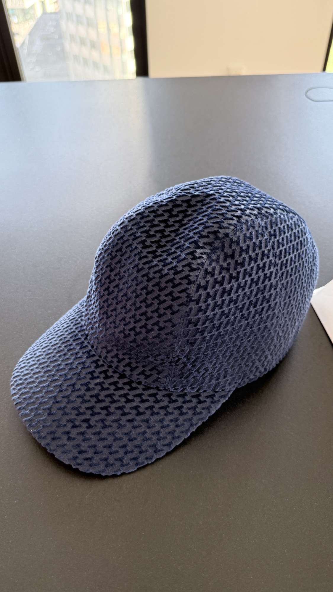 Hermès Cap Davis Velvet námornícka modrá s vzorom „H“