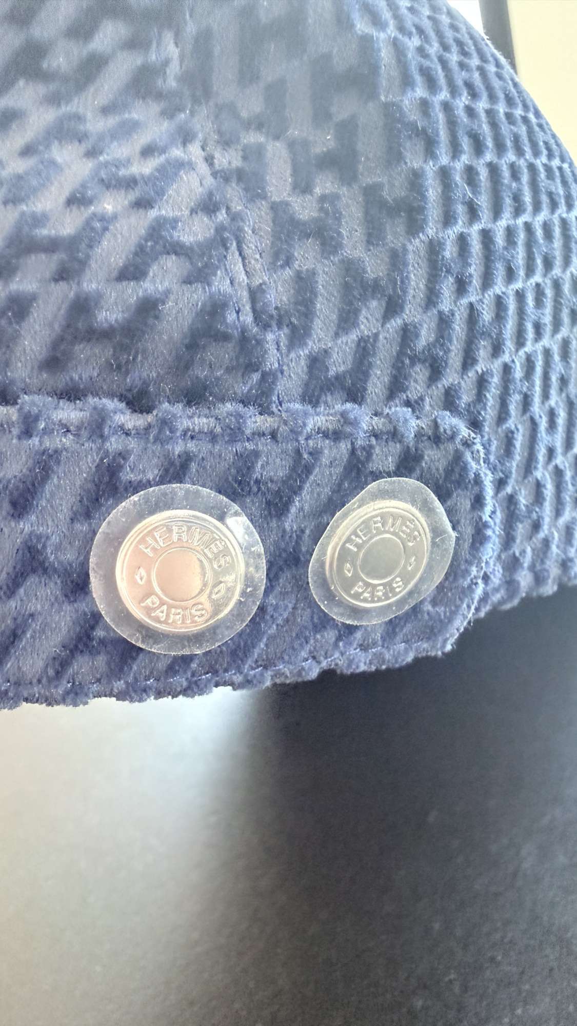 Hermès Cap Davis Velvet námornícka modrá s vzorom „H“