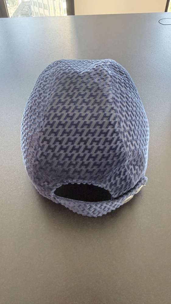 Hermès Cap Davis Velvet námornícka modrá s vzorom „H“