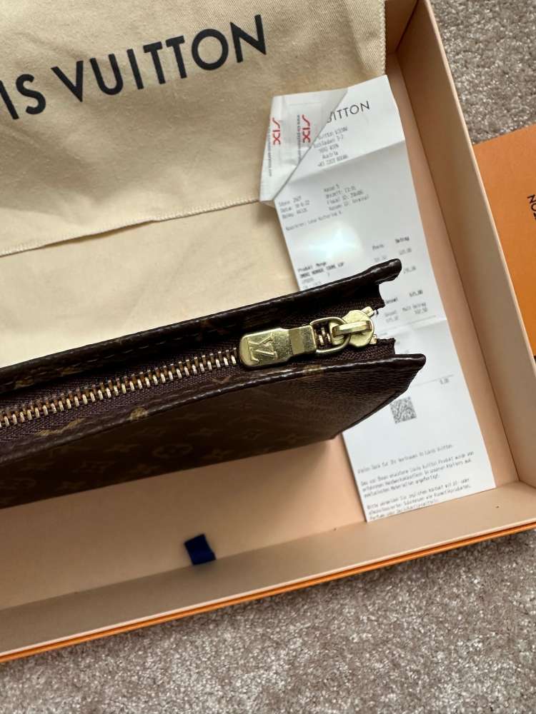Louis vutitton pouch