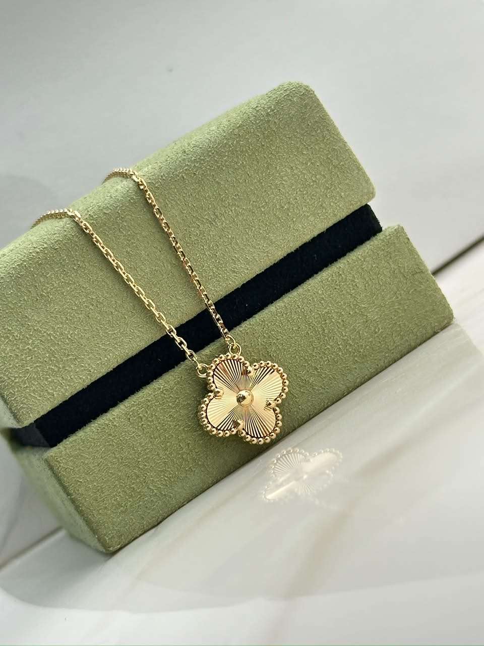 Van Cleef & Arpels Nahrdelnik