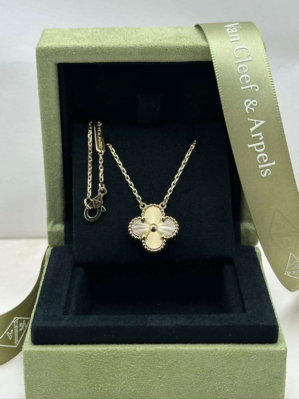 Van Cleef & Arpels Nahrdelnik