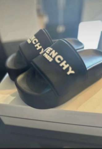 https://www.vipluxury.sk/Givenchy šľapky
