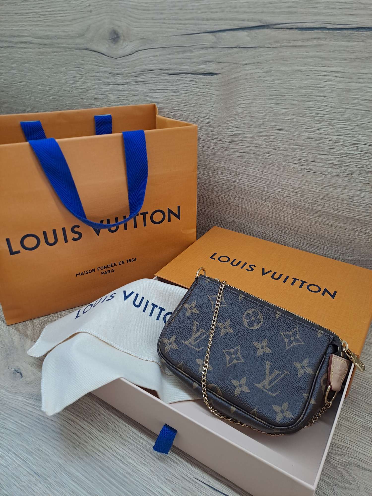 LV mini pochette