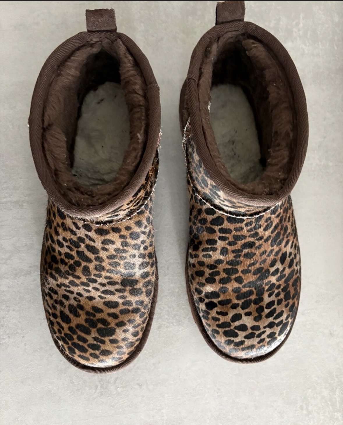 Ugg classic ultra mini caspian, so srsťou , pc 200€