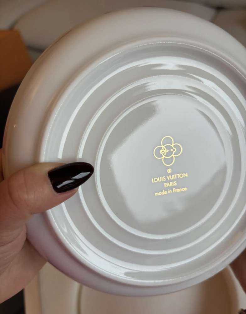 Louis Vuitton taniere a šálky