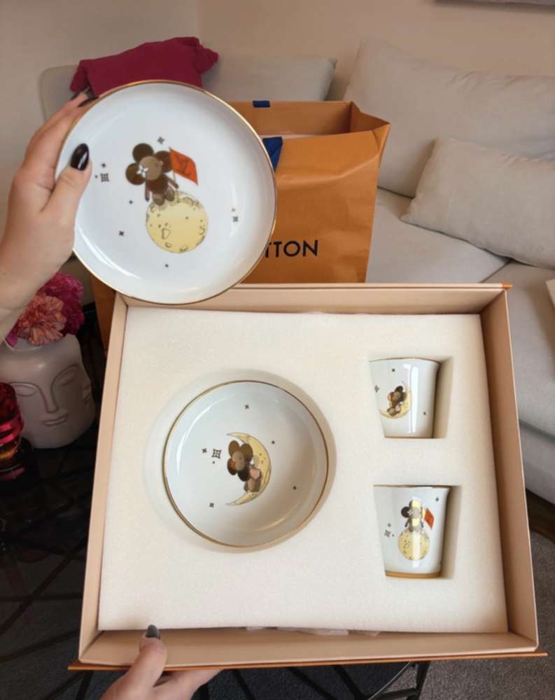 Louis Vuitton taniere a šálky