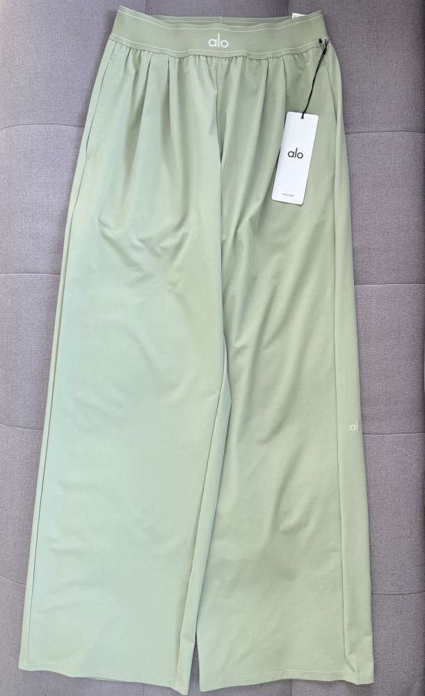 Nohavice Alo Yoga Suit Up v limitovanej farbe Dune Grass