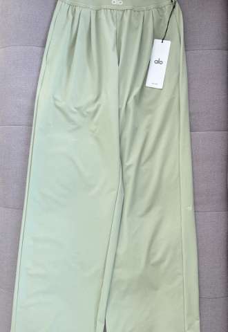 https://www.vipluxury.sk/Nohavice Alo Yoga Suit Up v limitovanej farbe Dune Grass