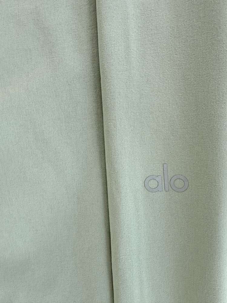 Nohavice Alo Yoga Suit Up v limitovanej farbe Dune Grass