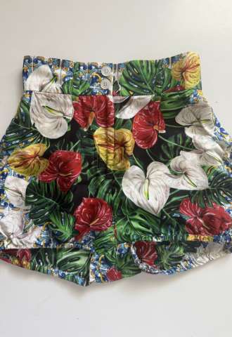 https://www.vipluxury.sk/Dolce Gabbana šortky xs/s