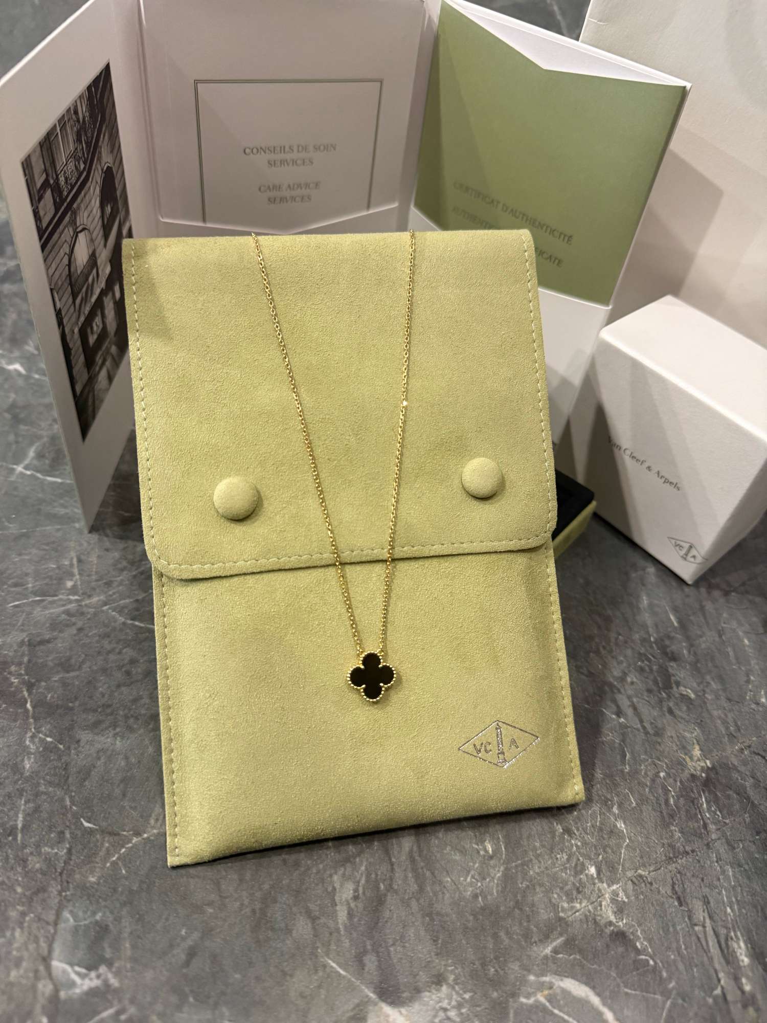 Van Cleef & Arpels Vintage Alhambra nahrdelník