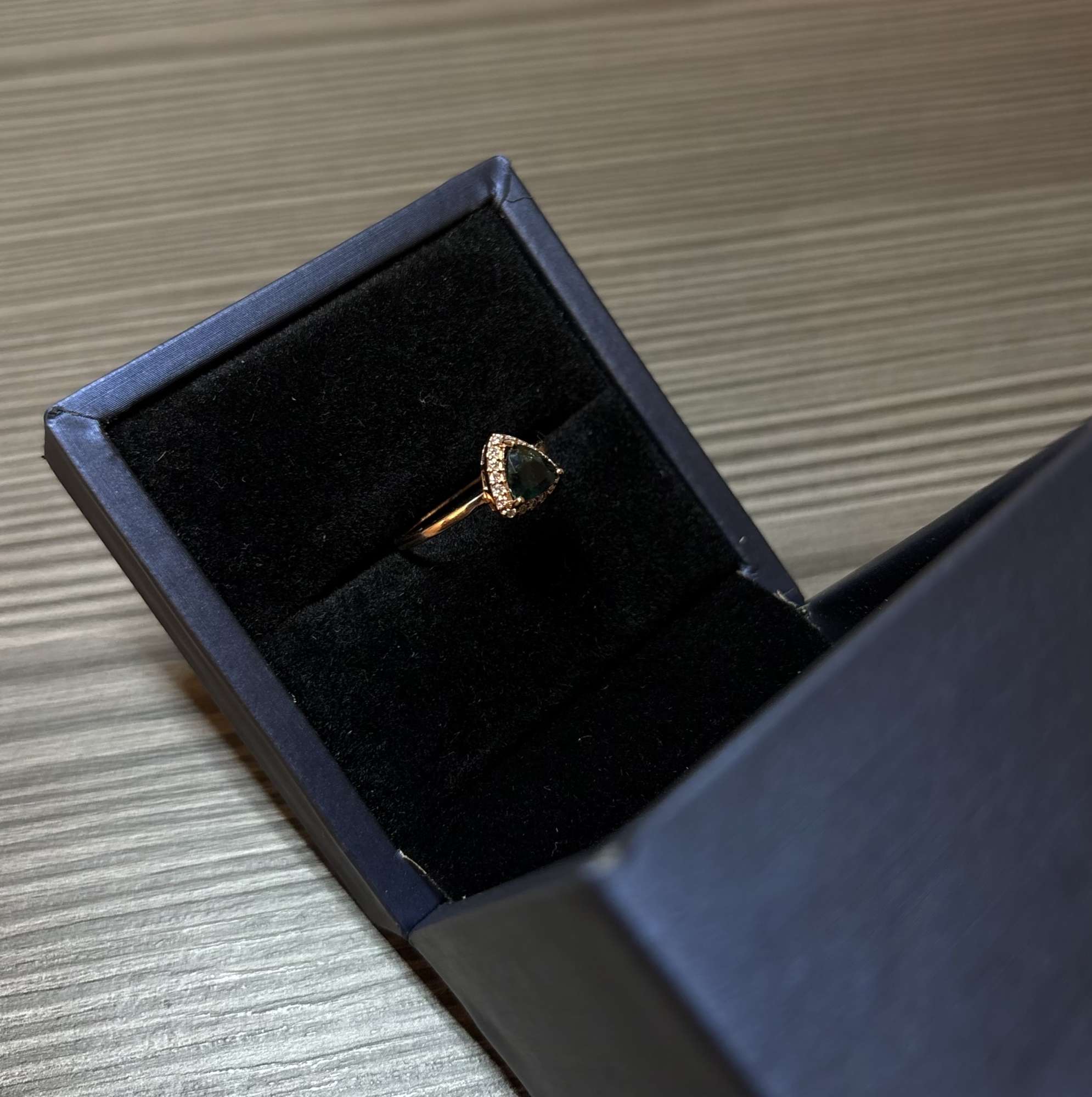 Prsteň 14K RUŽOVÉ ZLATO, PRÍRODNÝ ZAFÍR A DIAMANTY
