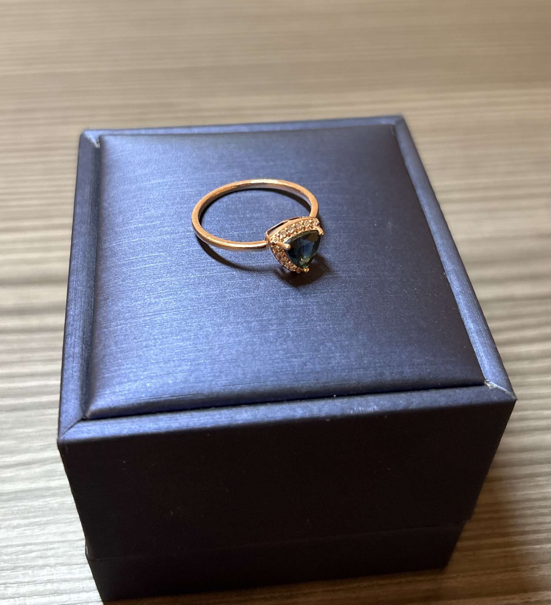 Prsteň 14K RUŽOVÉ ZLATO, PRÍRODNÝ ZAFÍR A DIAMANTY