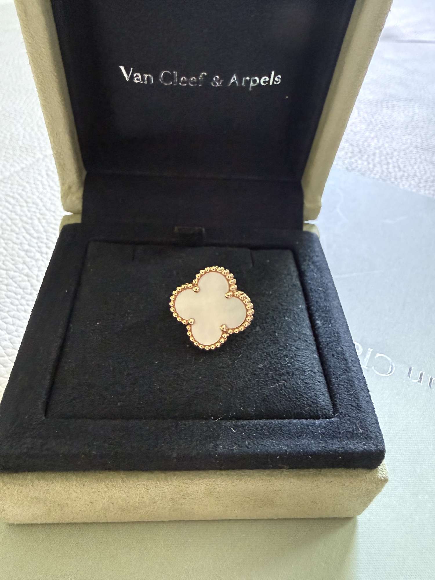 Náušnice Van Cleef&Arpels Magic Alhambra z perlete