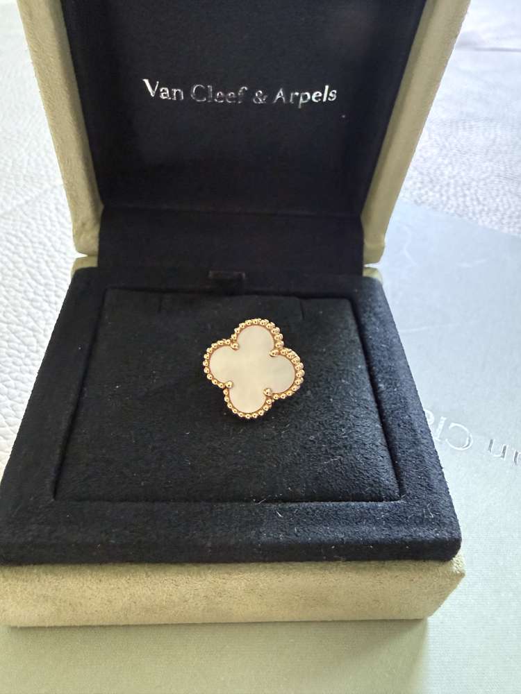 Náušnice Van Cleef&Arpels Magic Alhambra z perlete