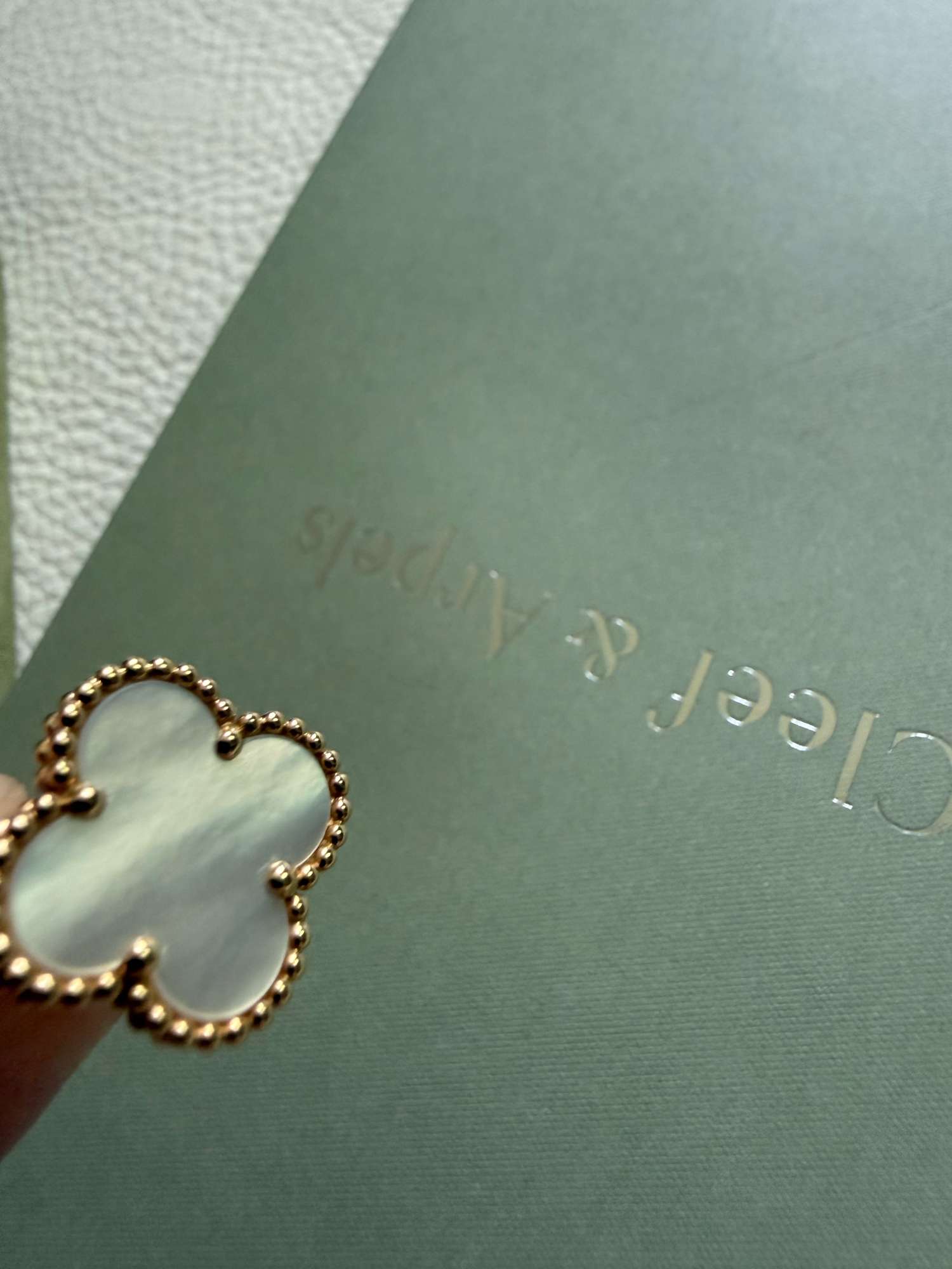 Náušnice Van Cleef&Arpels Magic Alhambra z perlete