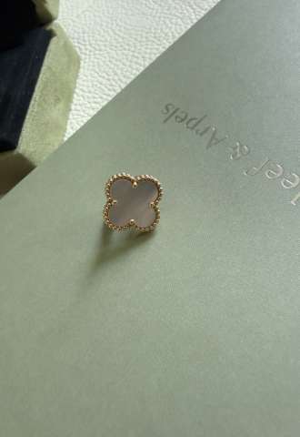 https://www.vipluxury.sk/Náušnice Van Cleef&Arpels Magic Alhambra z perlete