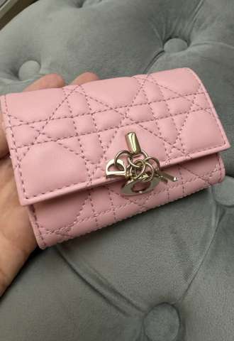 https://www.vipluxury.sk/Dior peněženka