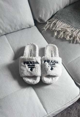 https://www.vipluxury.sk/Prada šľapky