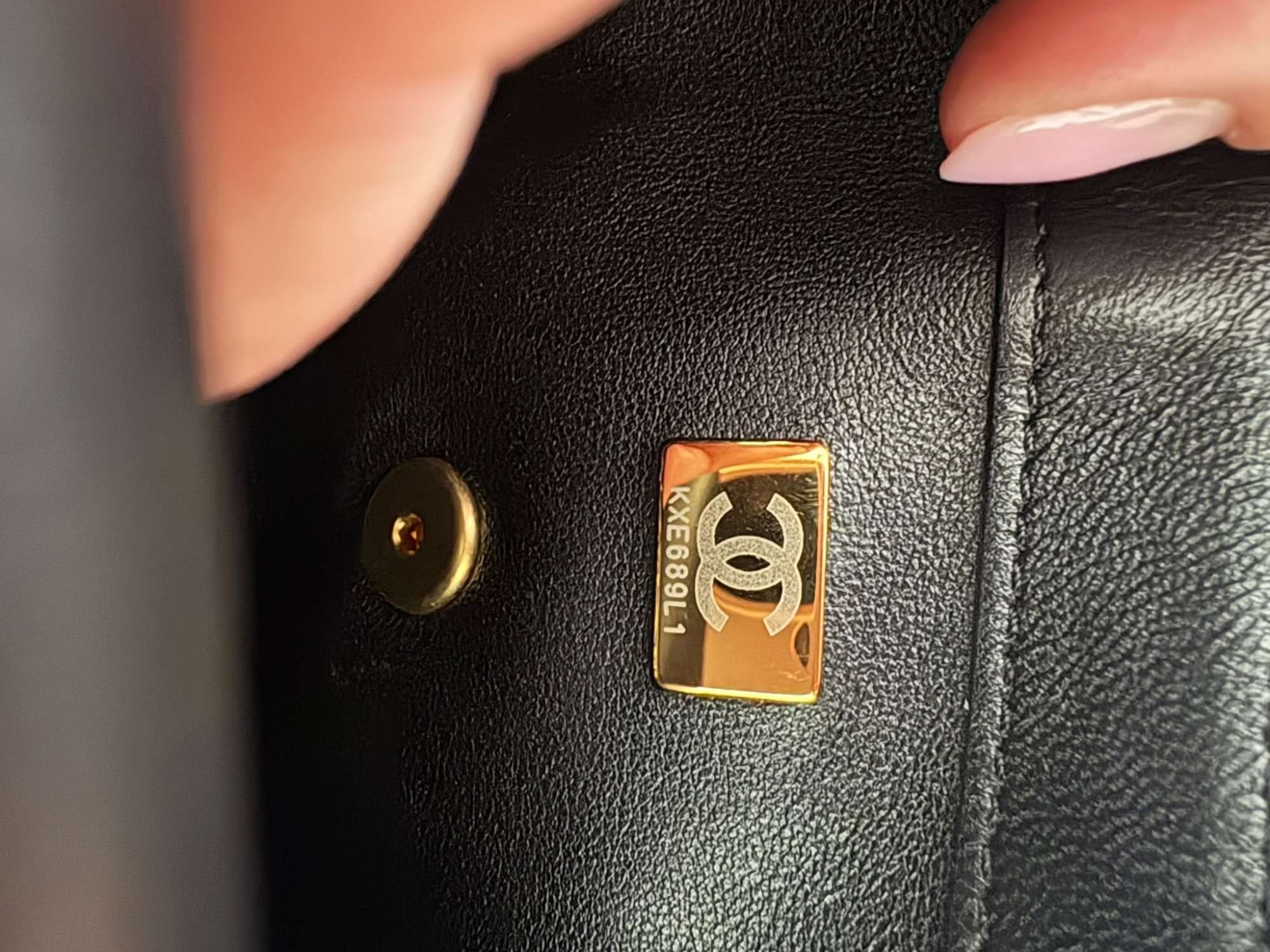 Mini šaty z jahňacej kože Chanel