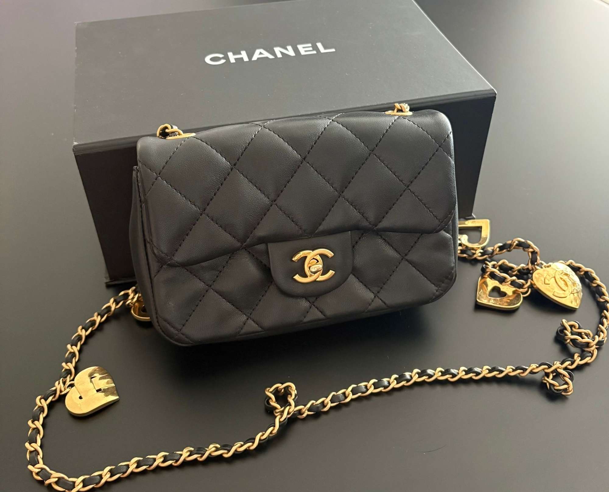 Mini šaty z jahňacej kože Chanel