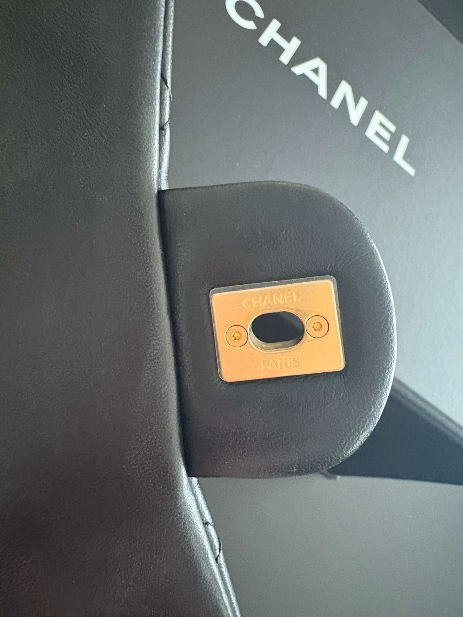 Mini šaty z jahňacej kože Chanel