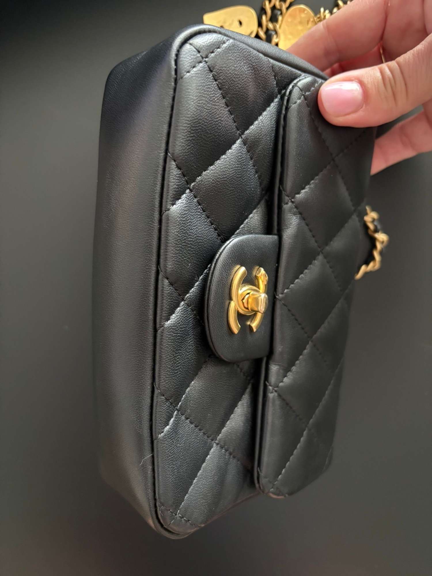 Mini šaty z jahňacej kože Chanel