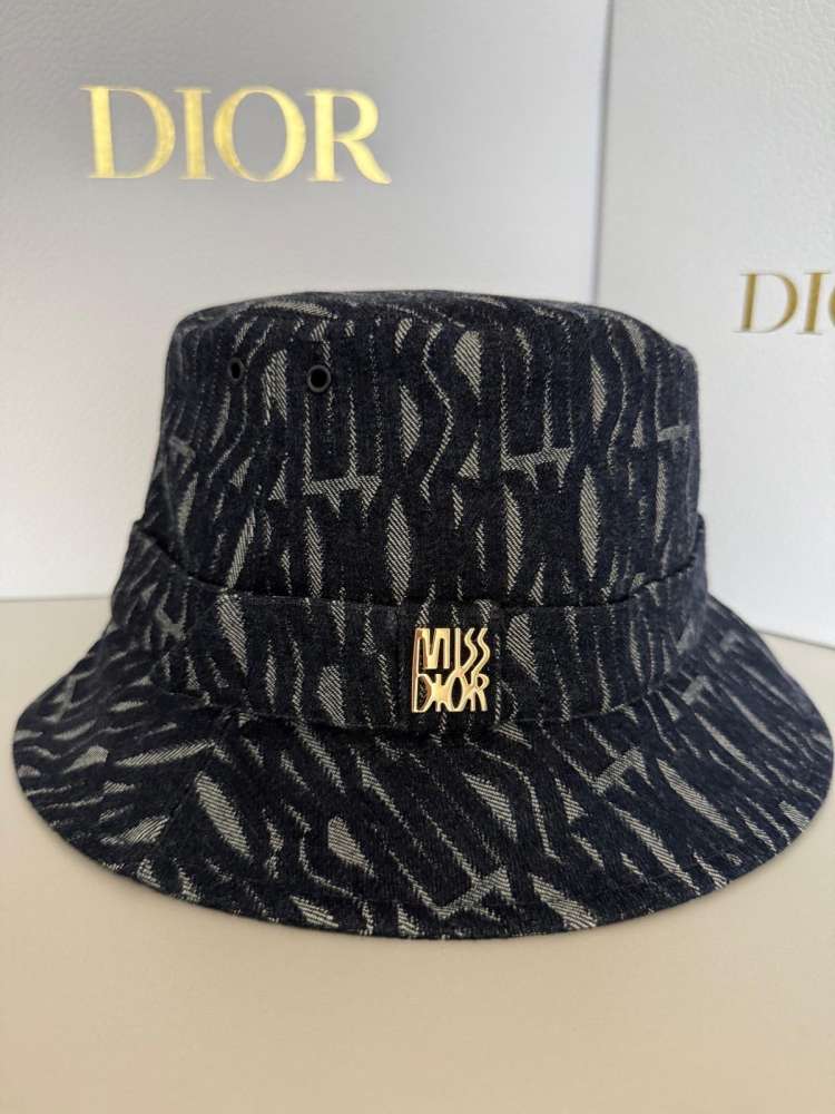 Dior klobuk