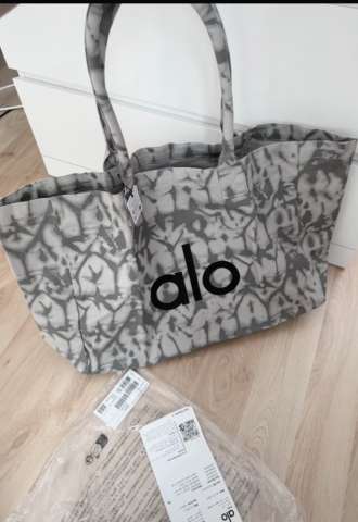 https://www.vipluxury.sk/ALO Yoga tote shopper bag