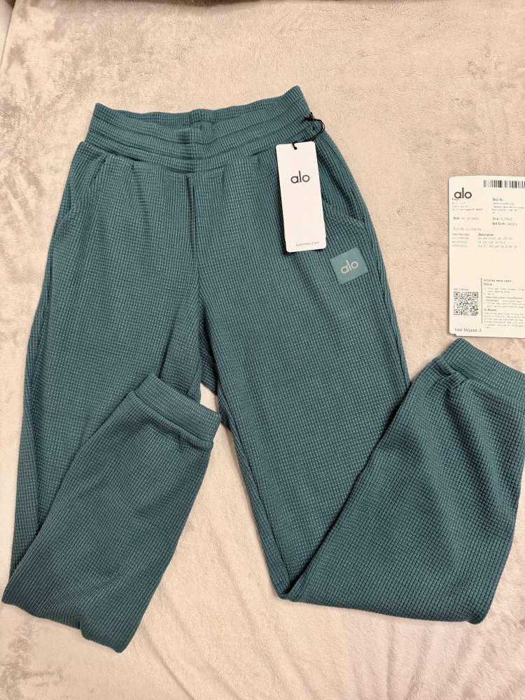 Alo Yoga weekend jogger tepláky - winter ivy farba