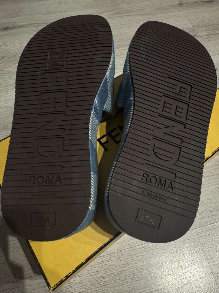 FENDI  sandále