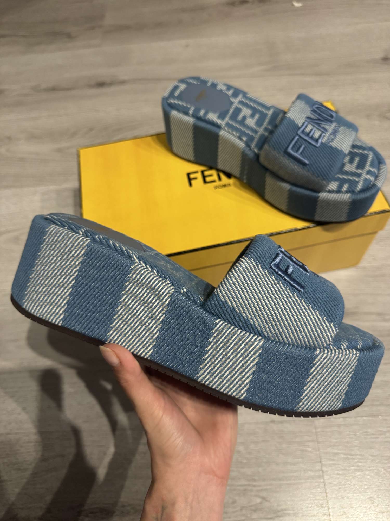 FENDI  sandále