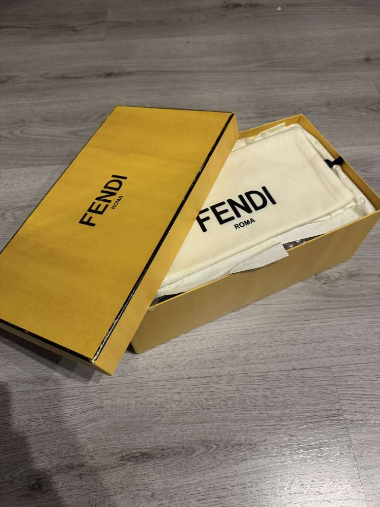 FENDI  sandále