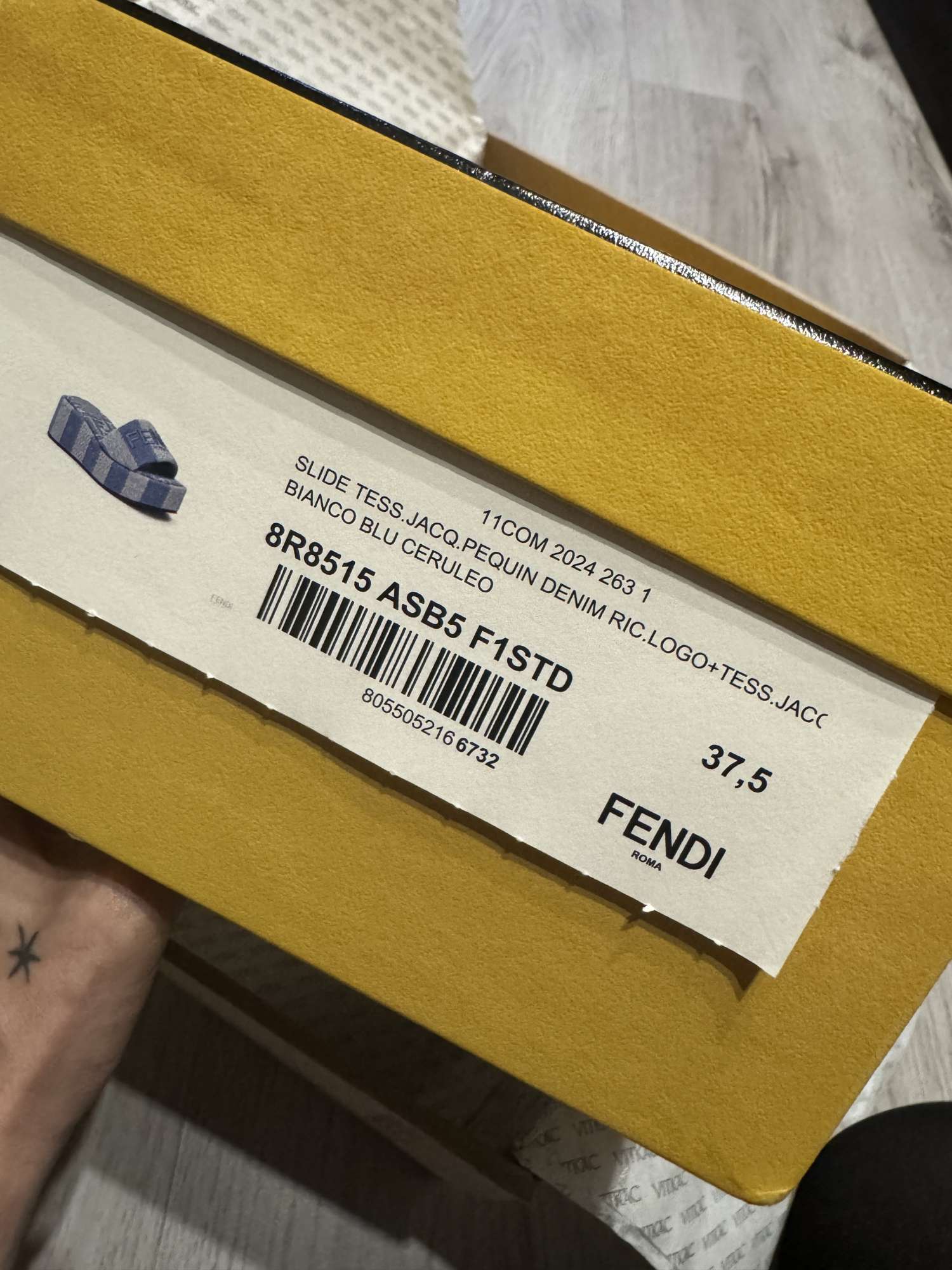 FENDI  sandále