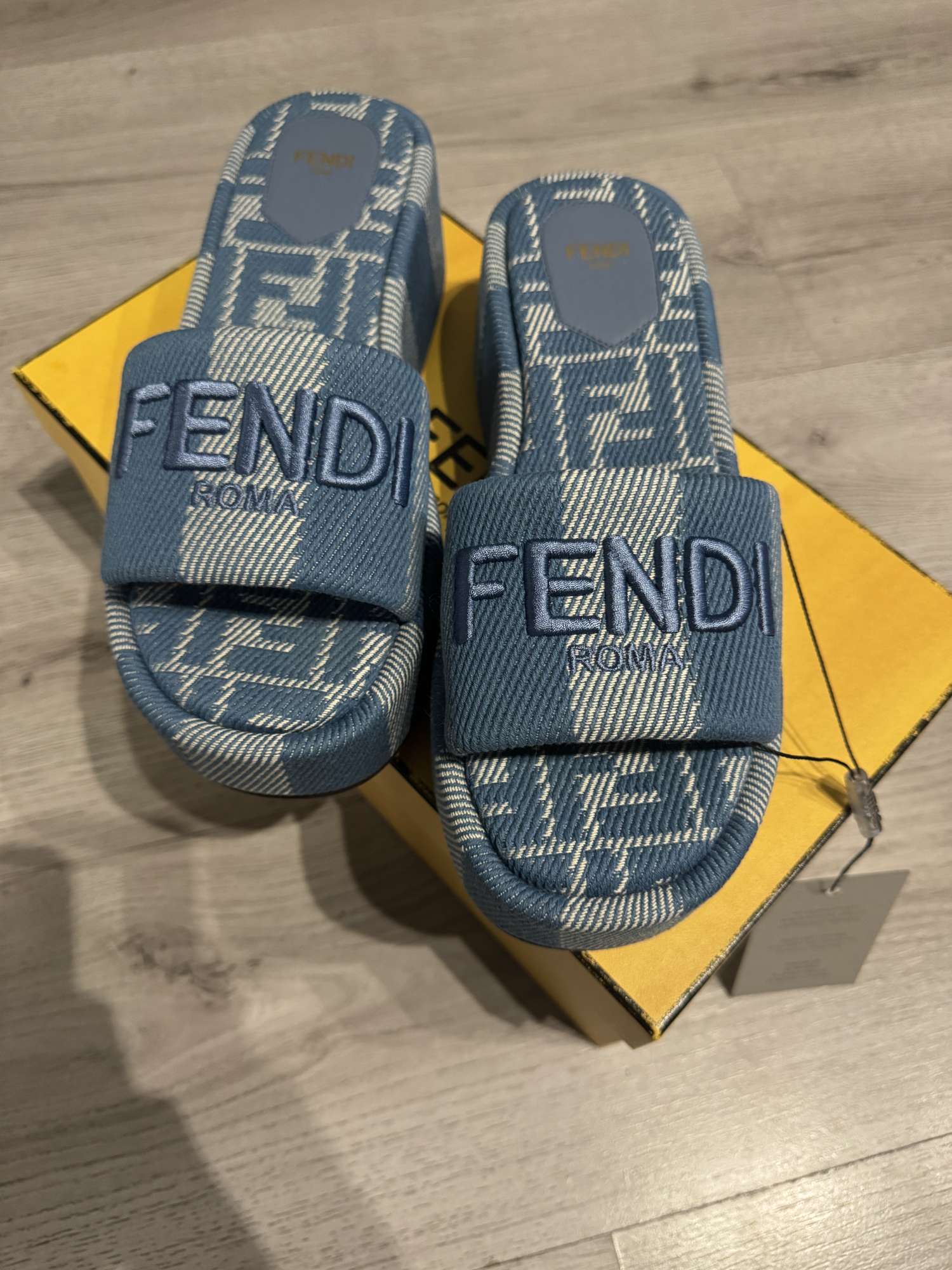 FENDI  sandále