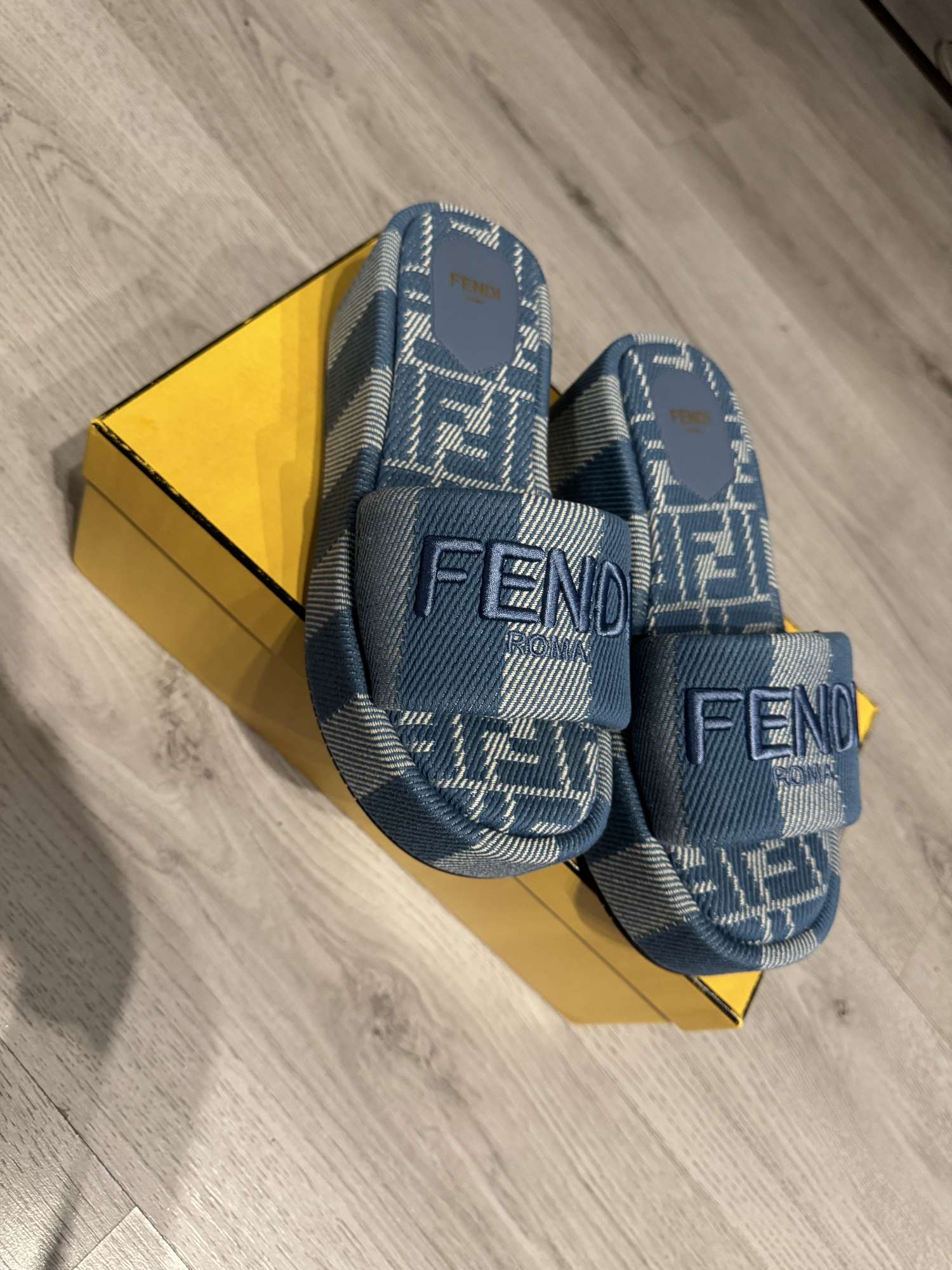 FENDI  sandále