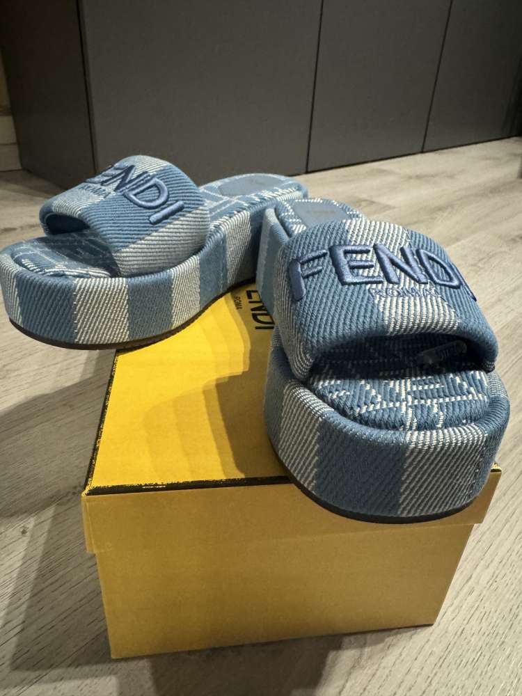 FENDI  sandále