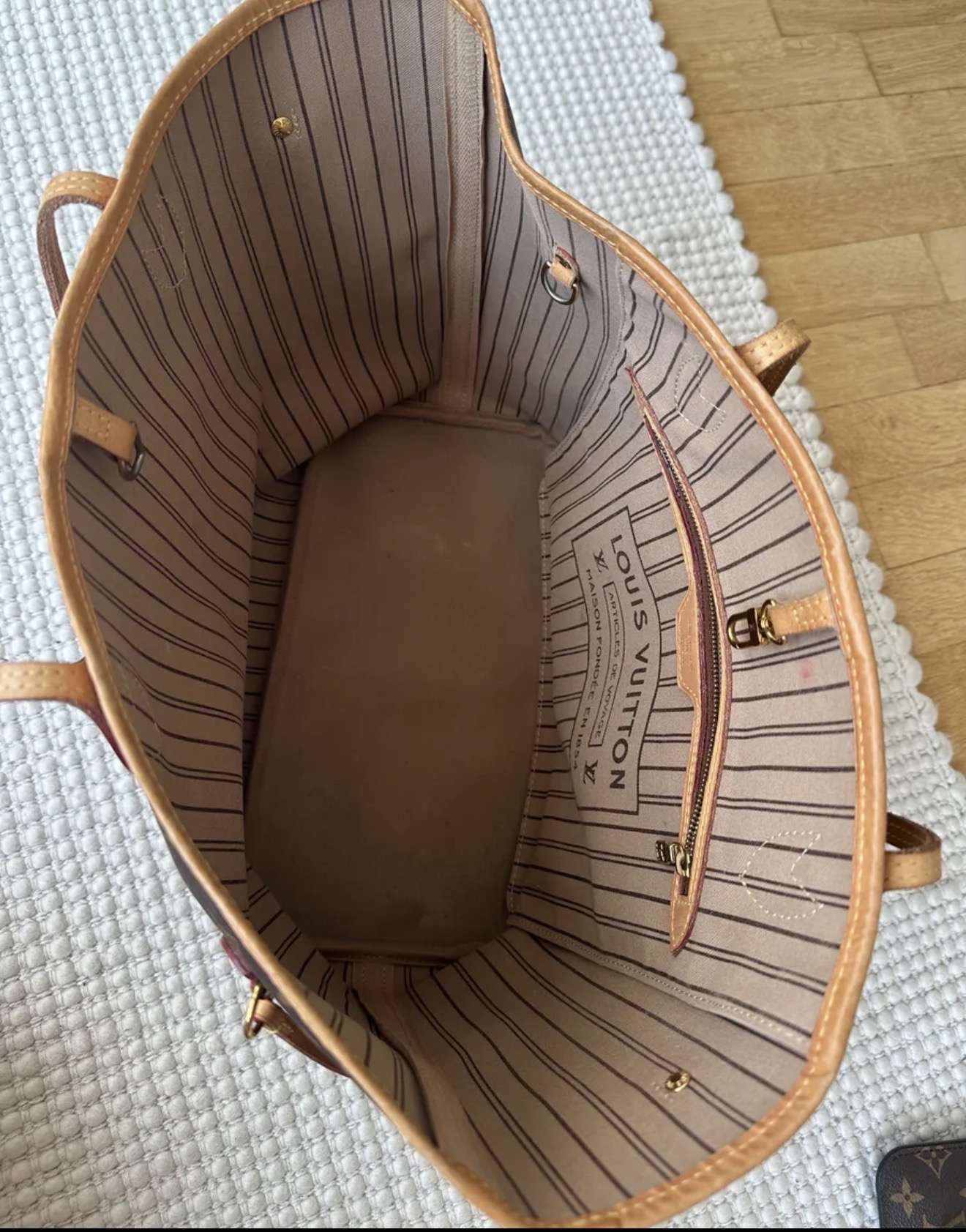 Louis Vuitton Neverfull MM s clutchom