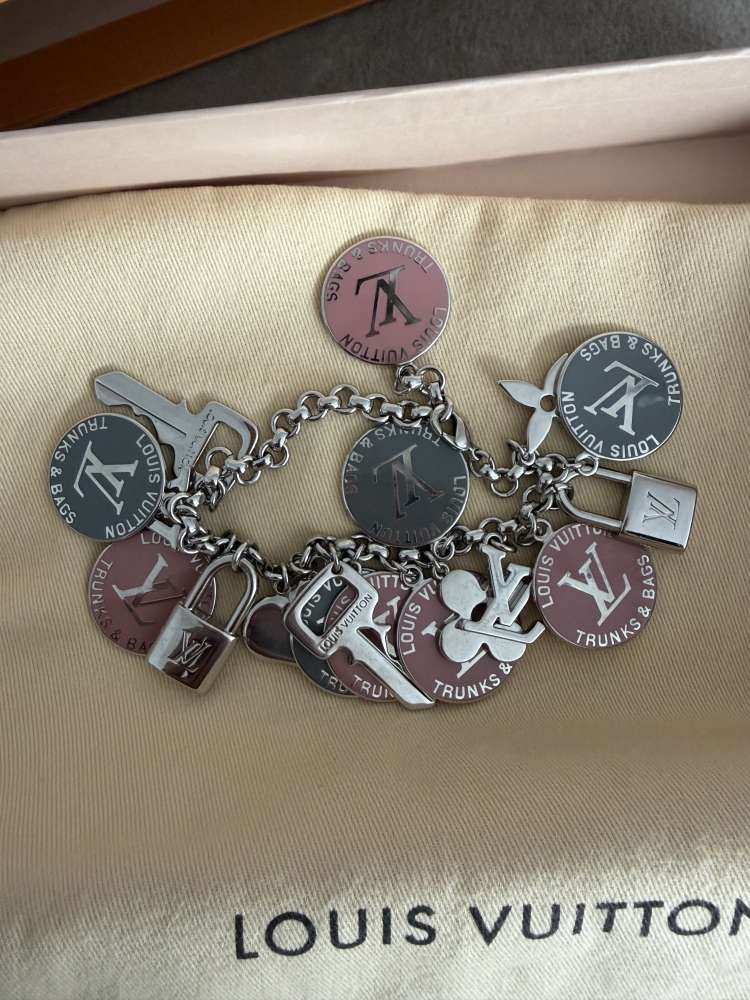 Louis Vuitton naramok