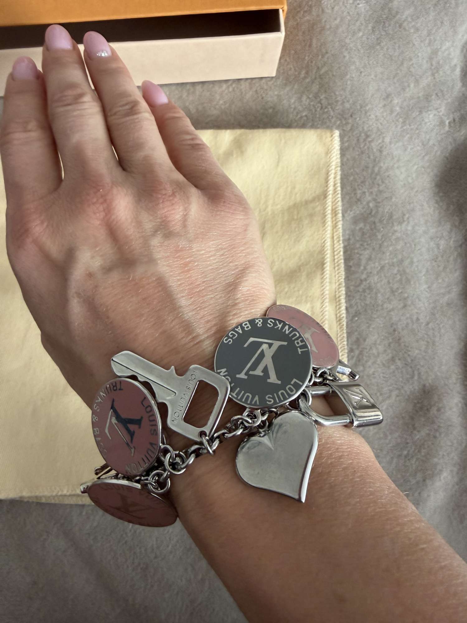 Louis Vuitton naramok